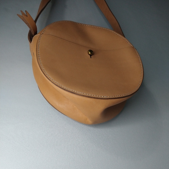 Madewell The Marfa Simple Circle Crossbody Bag In Natural Buff Colorway - Picture 5 of 9